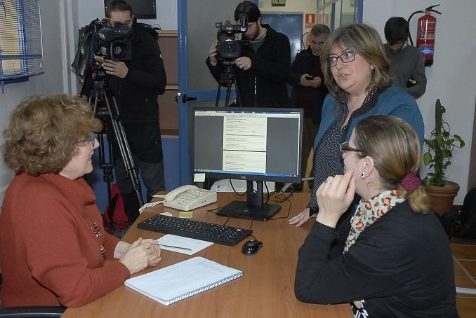 La concejal Ana Muñoz (de pie) visita la nueva unidad de orientación.