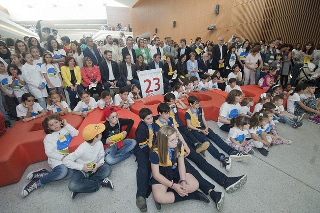 Foto de familia para celebrar el 23 aniversario del museo científico.