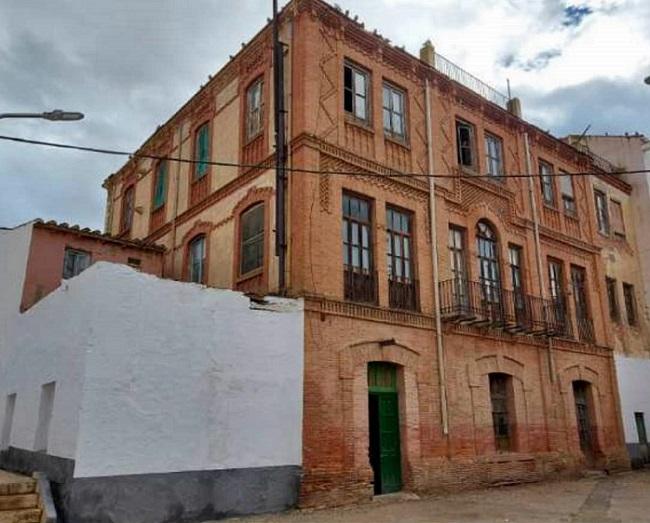 Detalle del edificio situado en el Barrio de la Estación de Guadix. 