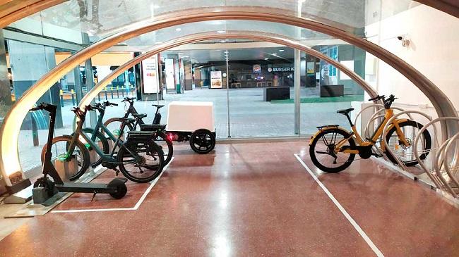 Aparcamiento para bicicletas en una estación de tren.