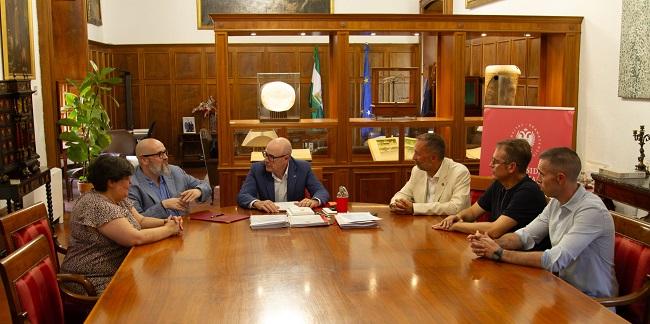 Los representantes de APDI Group charlan con el rector, los directores de Transferencia y el Aula y el vicecano de Calidad, Transferencia y Educación