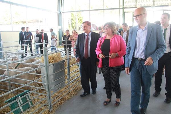 Un momento de la visita a la feria de Huéscar.