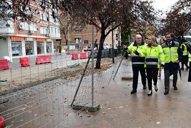 Responsables de la Junta visitan las obras este lunes. 