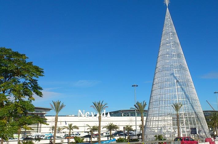 Árbol de Navidad a la entrada del centro comercial.