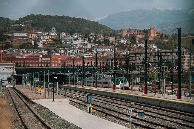 Espectacular imagen de la estación de tren con Granada al fondo.