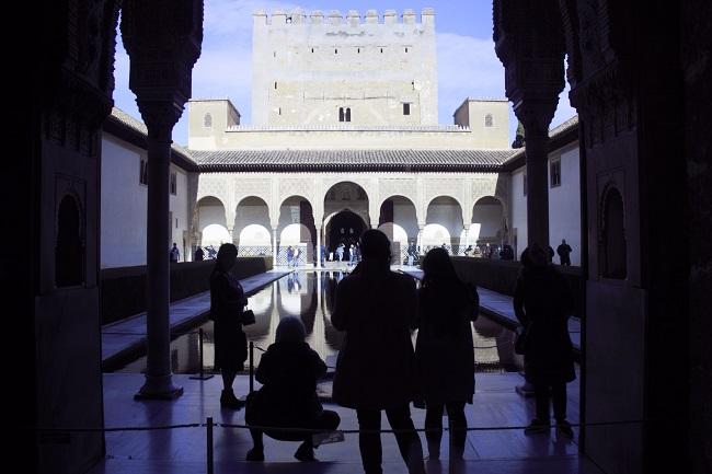 Imagen de archivo de turistas en una visita a la Alhambra.