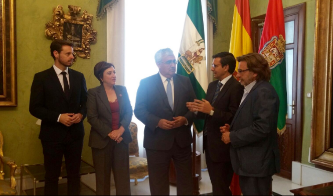 El consejero, en su visita al Ayuntamiento de Granada.