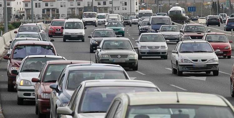 La circulación rodada, principal causa de la contaminación en Granada y su área metropolitana.