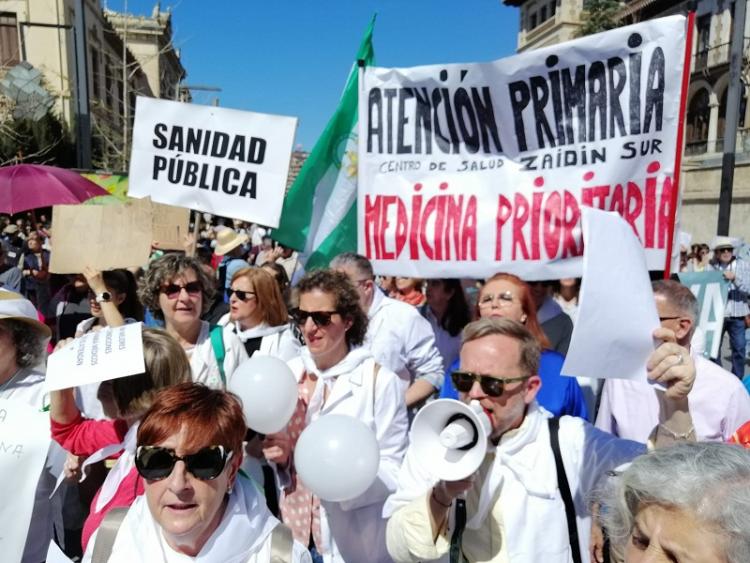 Imagen de detalle de la multitudinaria manifestación en Granada del pasado sábado en defesa de la sanidad pública.