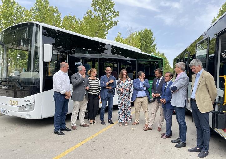 Presentación de los dos nuevos autobuses. 