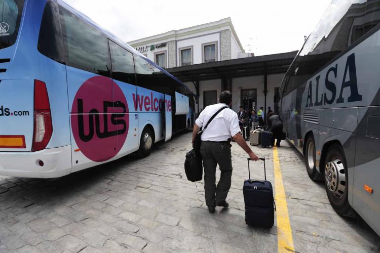 Autobuses turísticos frente a la estación de tren de Granada.