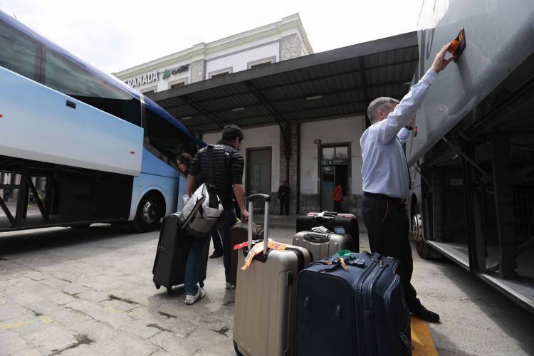 Para coger el tren primero hay que hacer cien kilómetros en bus. 