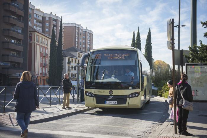 Un autobús metropolitano, junto al Genil.