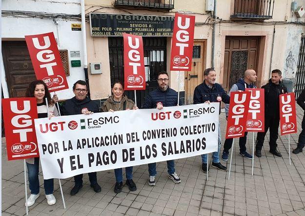 Un momento de la concentración a las puertas de la empresa.