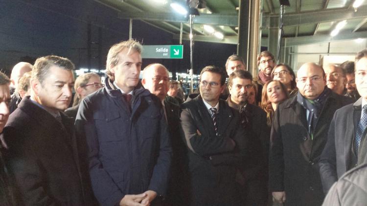 El ministro de Fomento, junto a las autoridades, esta tarde en la estación de Antequera.