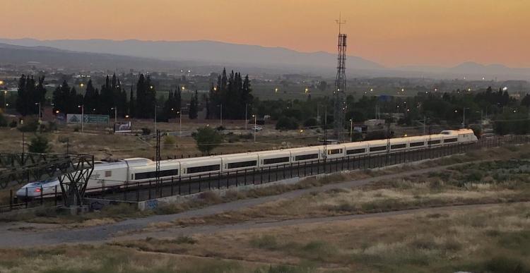 El AVE en La Chana, en uno de los viajes de las pruebas de la recta final, para probar la fiabilidad y la formación de maquinistas.