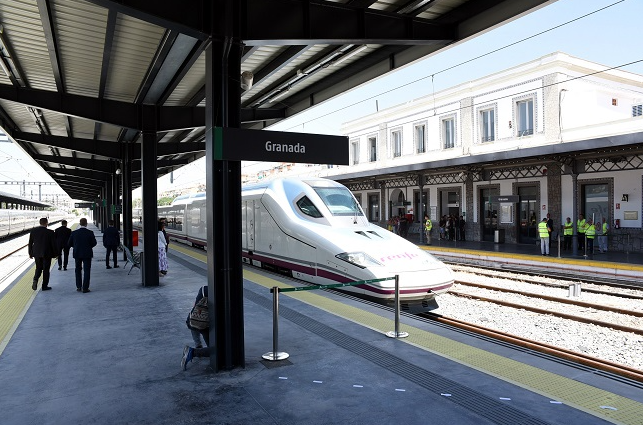 Imagen del tren AVE en la estación de Granada.