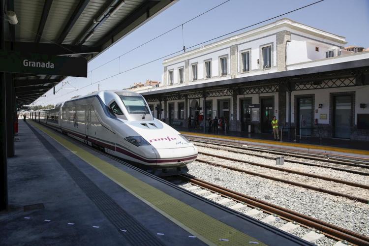 El AVE, en la estación de Granada hace un año. 