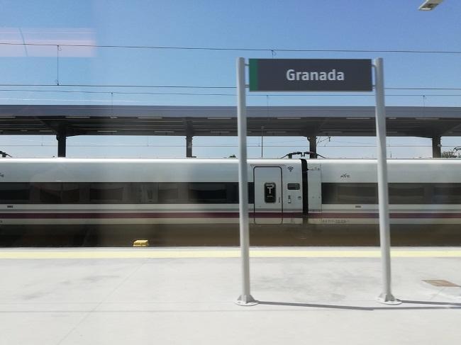 Entrada del AVE en la estación de Granada. 