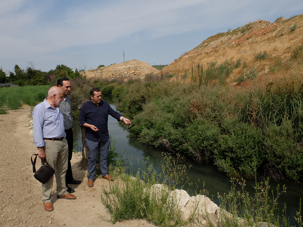 Cámara, Castellanos y Vázquez comprueban el cauce del río afectado.