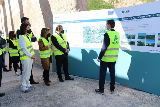 El ministro, con las autoridades, este jueves en Almería.