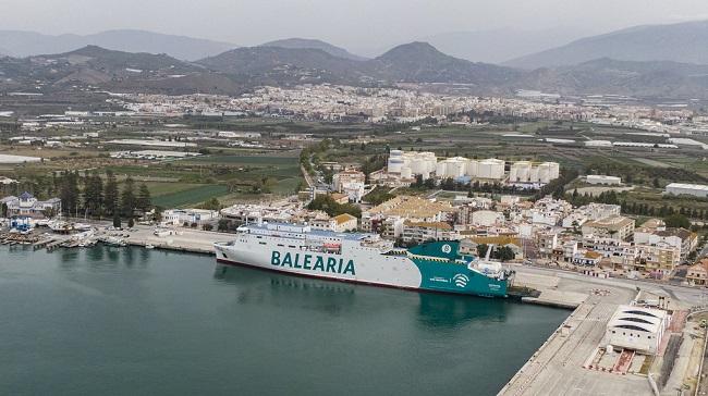 Imagen de archivo de un buque de Balearia en el Puerto de Motril.