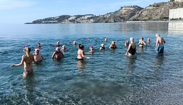 Un grupo de turistas nórdicos, la mayoría personas mayores, se bañan en la playa de San Cristóbal.