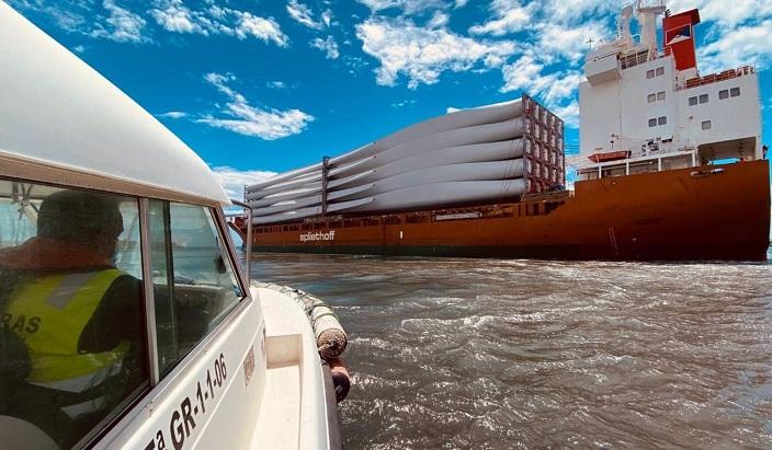 Un barco con palas eólicas para la exportación sale de Motril. 