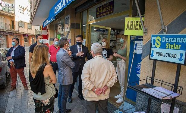 Visita del alcalde a uno de los comercios este jueves.