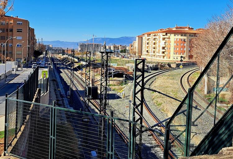 Vistas de los muros y las vías del tren a su llegada a Camino de Ronda desde la Chana. 