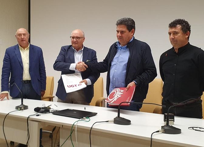 Gregorio García (izqda.) y Luis Miguel Gutiérrez (UGT) se dan la mano tras firmar el convenio. 