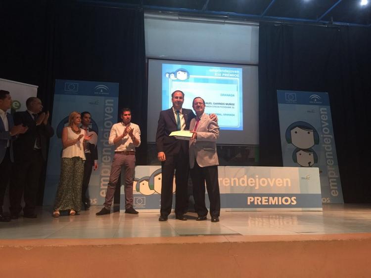 El director general de Innovación Educativa entrega el premio al profesor del IES AVE María San Cristóbal.
