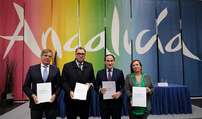 Arturo Bernal con representantes de la CEA en un acto el pasado año.