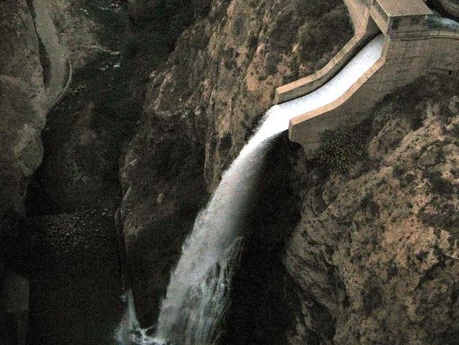 Caída de agua de la presa de Béznar. 