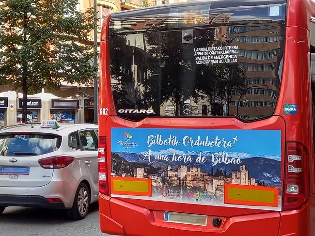 Promoción en los autobuses de Bilbao, en el marco de la campaña.
