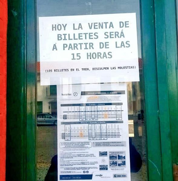 Cartel en las ventanillas de la estación de Guadix.