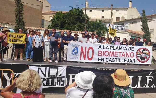 Protesta en Castilléjar, coincidiendo con el pleno que expresó el rechazo a la macroplanta.
