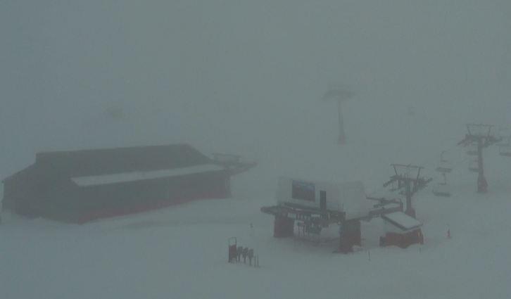 Imagen de la zona de Borreguiles este domingo, con muy poca visibilidad. 