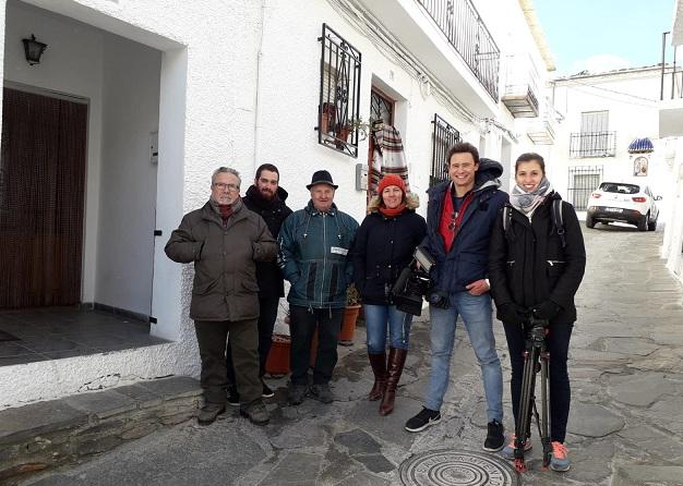 Equipo de TF1, en una calle de Bubión.