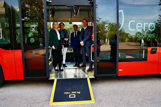 Presentación de los dos nuevos autobuses. 