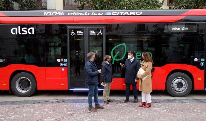 Presentación del nuevo autobús eléctrico en la plaza del Carmen. 