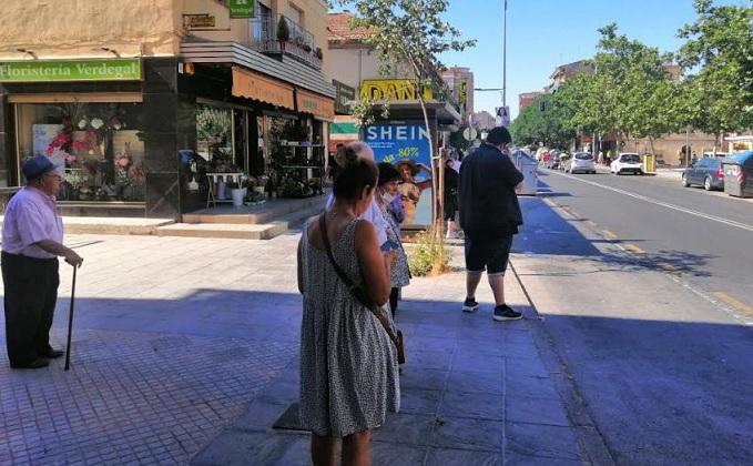 Usuarios esperando el bus en la Avenida de Dílar este viernes.