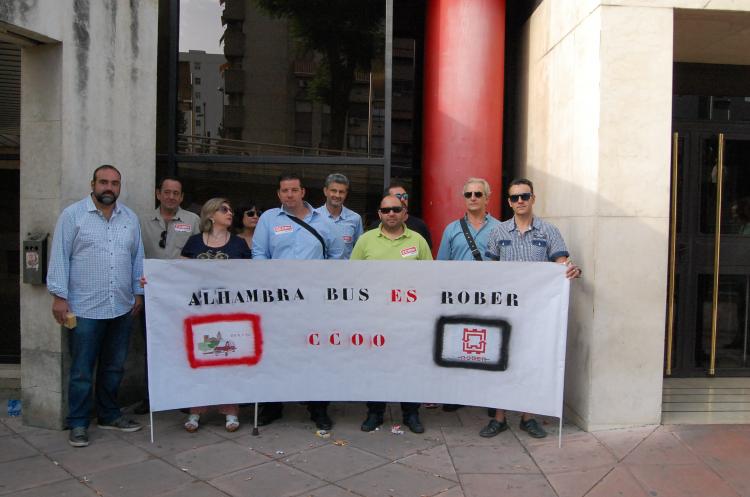 Concentración de CCOO en apoyo a los trabajadores de Alhambra Bus.
