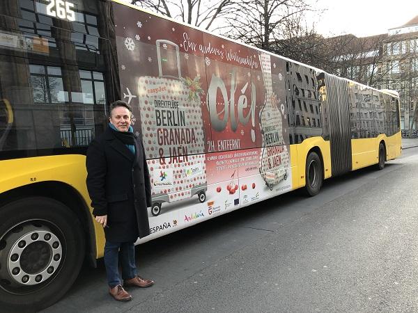 El diputado provincial de Turismo, junto a uno de los buses de la campaña.