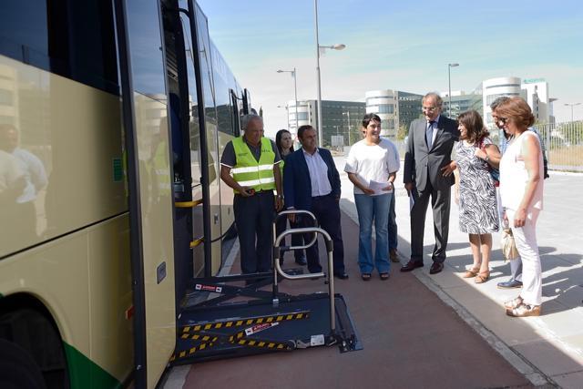 Uno de los nuevos autobuses con rampa elevadora. 