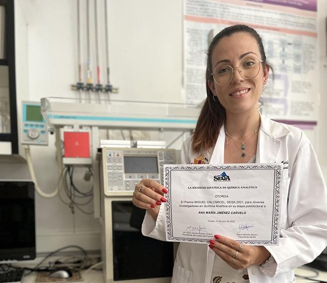 Ana María Jiménez, con el diploma del premio recibido. 