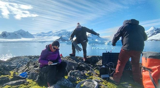 Instalación de equipos de prospección magnetotelúrica en la campaña antártica española 2022-2023.