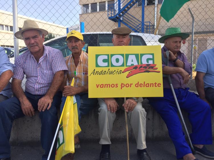 Cabreros que han participado en la protesta a las puertas de Puleva.