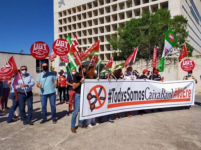 Concentración ante el 'Cubo'.