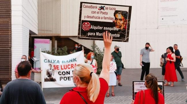 Imagen de la protesta ante el Centro Lorca.